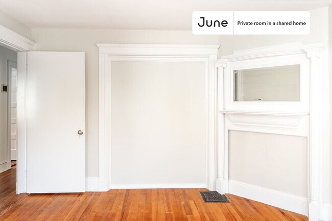 Foto del edificio - Private bedroom in 5 bed/1 bath Home