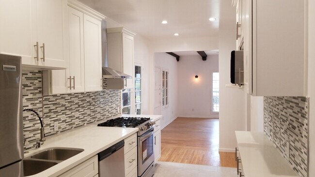 Foto del edificio - 632 N Windsor Blvd