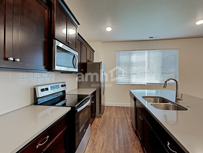 Foto del edificio - 884 N Garnet Creek Ave