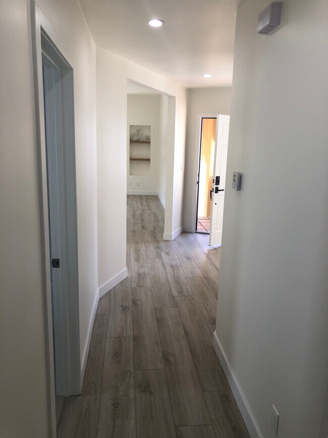 Building Photo - 1014 S Stanley Ave