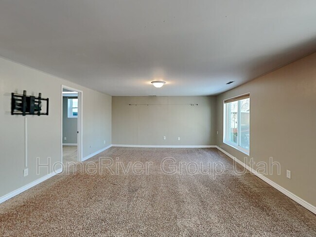 Building Photo - 3220 E Bernada Dr