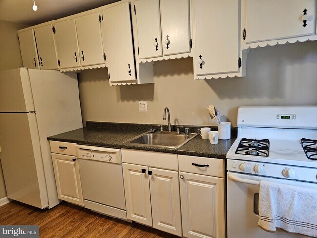 Foto del edificio - 1027 Elm Ridge Ave