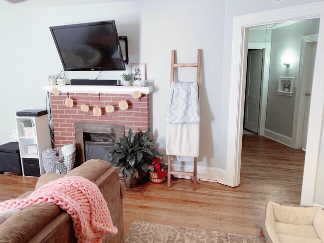 Foto del edificio - 3 Bedrooms 2 Full Baths with fenced in bac...
