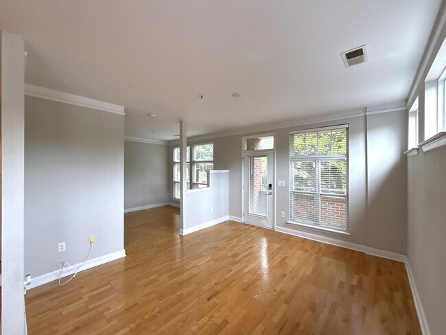 Building Photo - Elizabeth Townhome - T.R. Lawing Realty Property