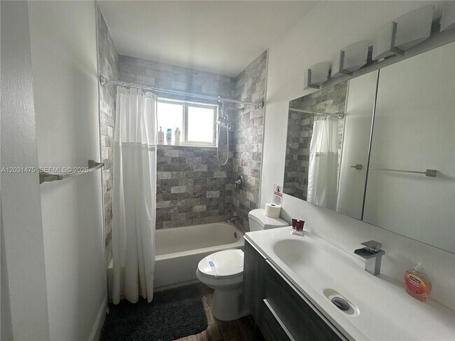 Foto del edificio - 21230 NE 24th Ct