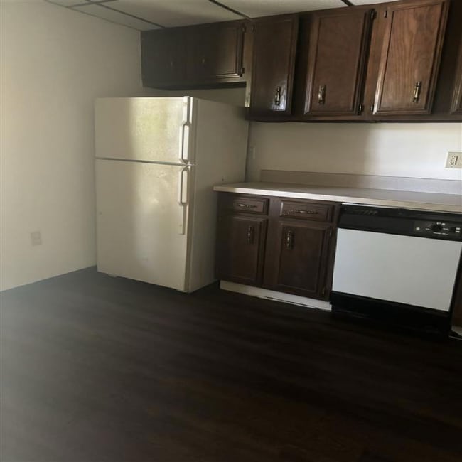 Building Photo - 2000 Country Club Apartment