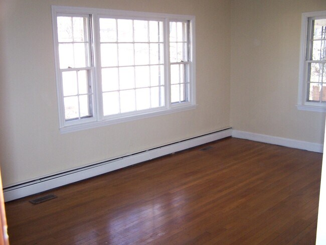 Building Photo - 3BR/1.5BA Brick Ranch Home, Full Basement!