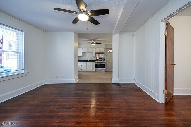 Foto del edificio - 4205 Woodbine Ave