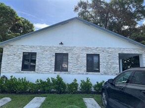 Building Photo - 423 NW 32nd Pl