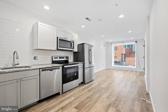 Building Photo - 810 Diamond St