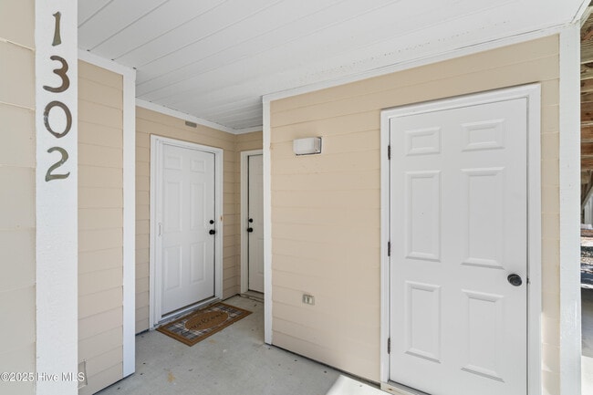 Building Photo - 3350 Club Villas Dr