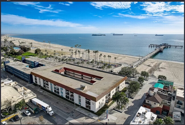 Steps from the ocean on the Pier - 3939 E Allin St