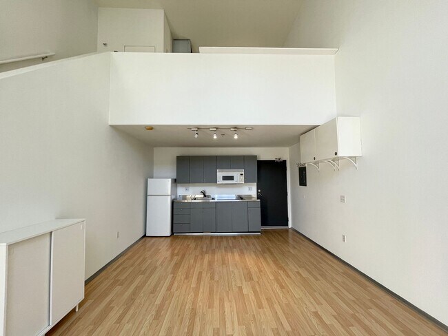Building Photo - CHARMING 1 BEDROOM / 1 BATH LOFT APARTMENT...