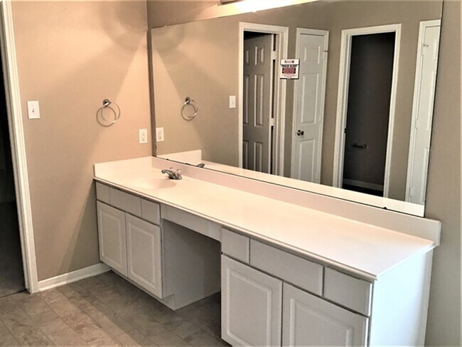 Foto del edificio - 16843 Blackberry Lily Ln