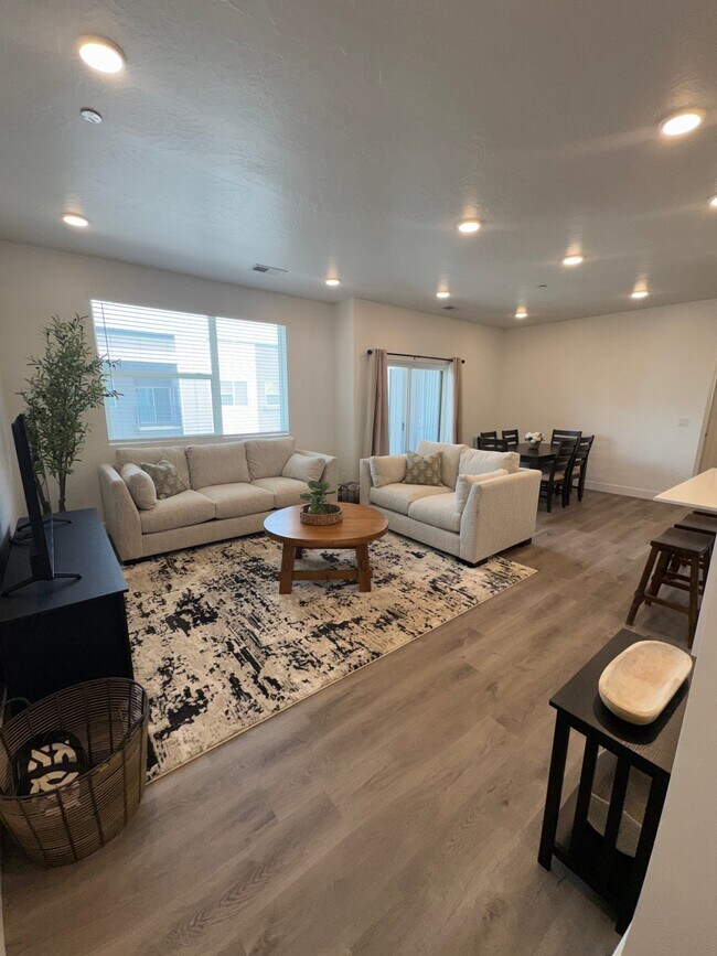 Building Photo - 5801 S Garnet Dr