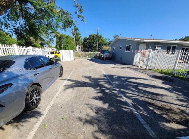Foto del edificio - 1864 NW 28th St