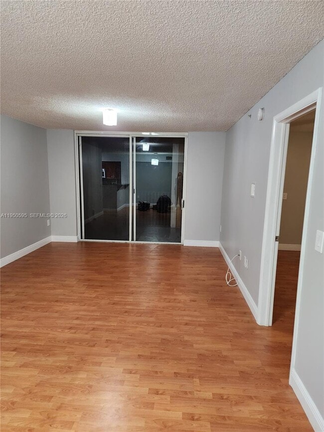 Foto del edificio - 2051 Renaissance Blvd