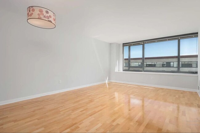 Living room - 260 King St