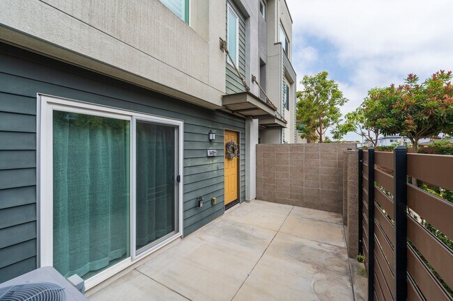 Foto del edificio - Beautiful Gardena Condominium in Gated Com...