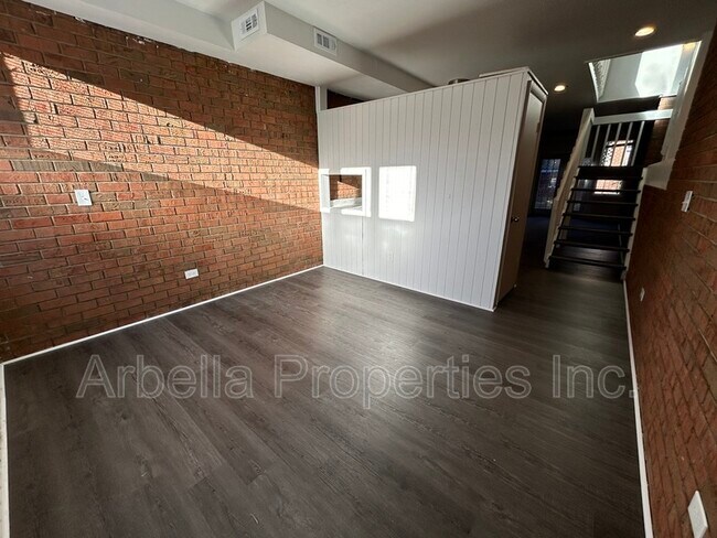 Building Photo - 604 W Pine St