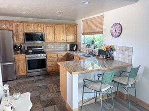 Building Photo - 6078 N Fox Pointe Cir