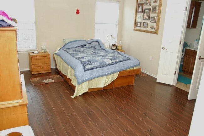 Foto del edificio - 3229 Long Day Dr