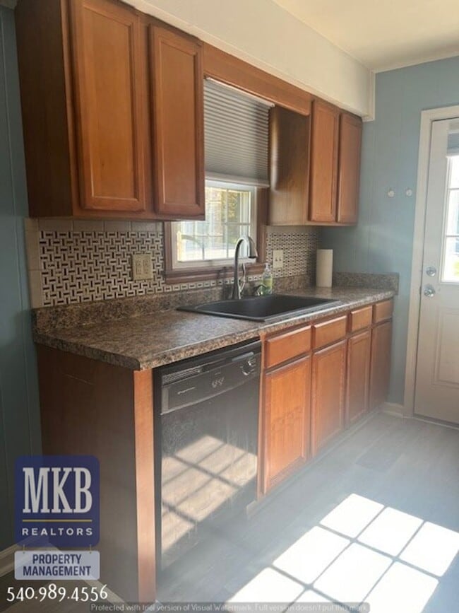 Foto del edificio - 4 Bedroom 2 Bath in Monterey Neighborhood