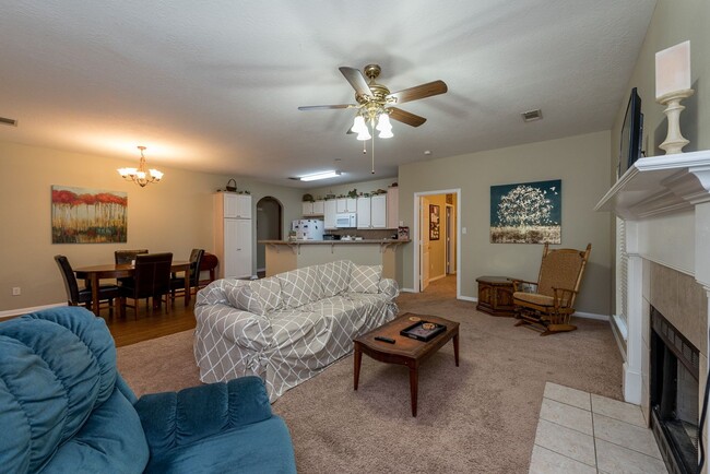 Building Photo - AUGUST PRE-LEASE Open Concept 3/3 - Super ...