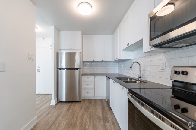2BR, 1BA - Kitchen - 2737 Kipling Avenue