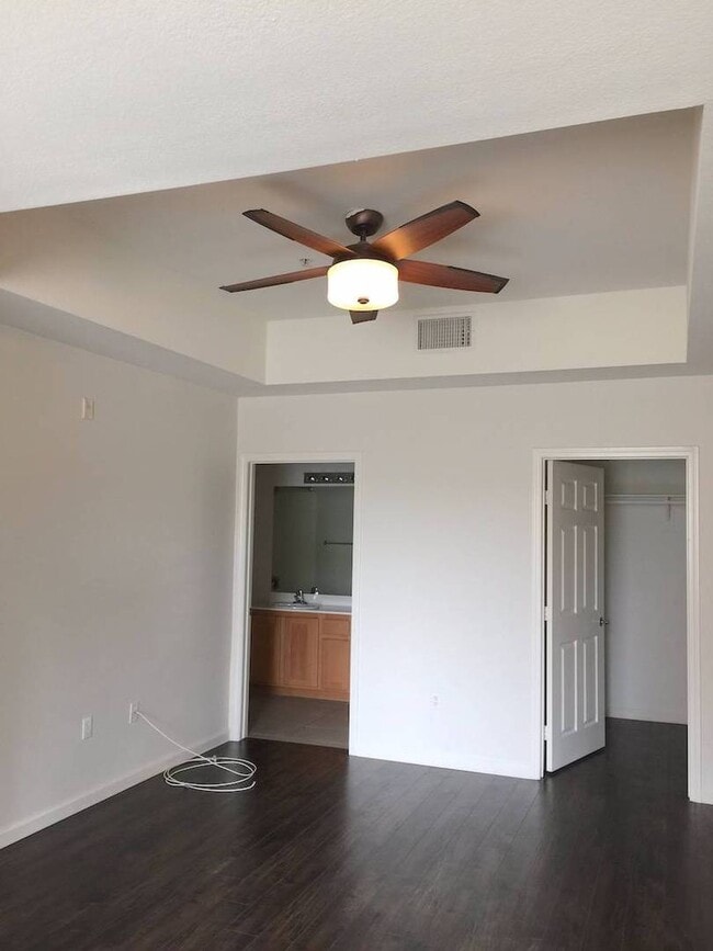 Building Photo - Amazing unfurnished 2 bedroom condo at Par...