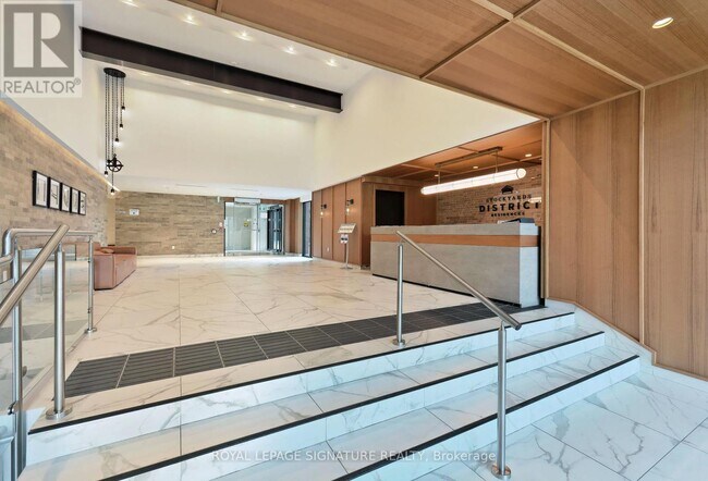 Photo du bâtiment - 2300-2300 St Clair Ave W