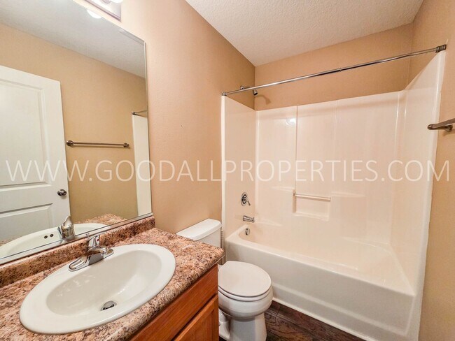 Foto del edificio - Bright & Spacious Waukee Townhome Near Dining, Shopping & Entertainment and attached 2-car garage