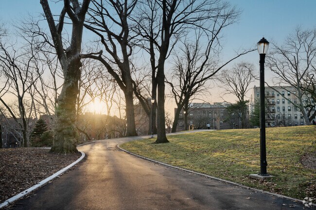 Walking Paths at Lincoln Terrace