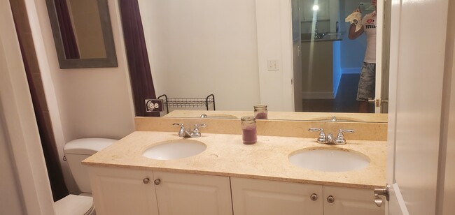 Double sink bathroom - 1660 Renaissance Commons Blvd