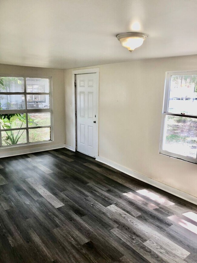Foto del edificio - **Gorgeous  (3BR/1BA) Lakeland "Dixieland"...