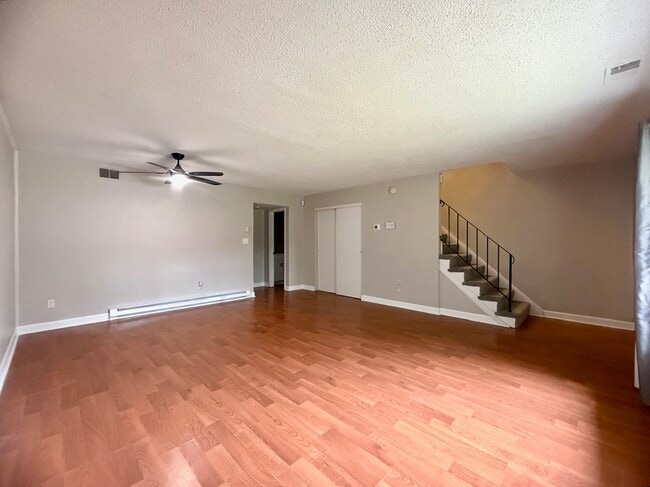 Building Photo - Charming 3-Bedroom Townhome with Fenced Yard