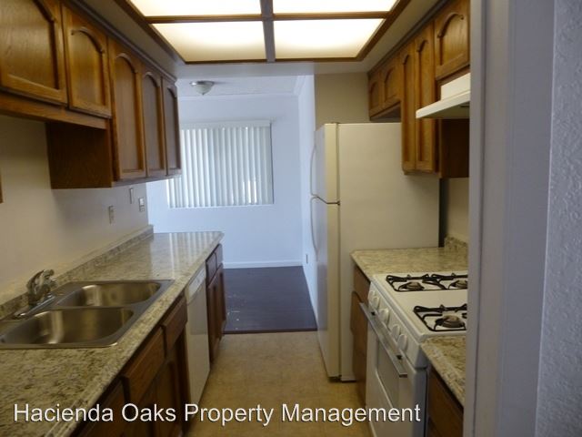 Building Photo - 635 E Newlove Dr