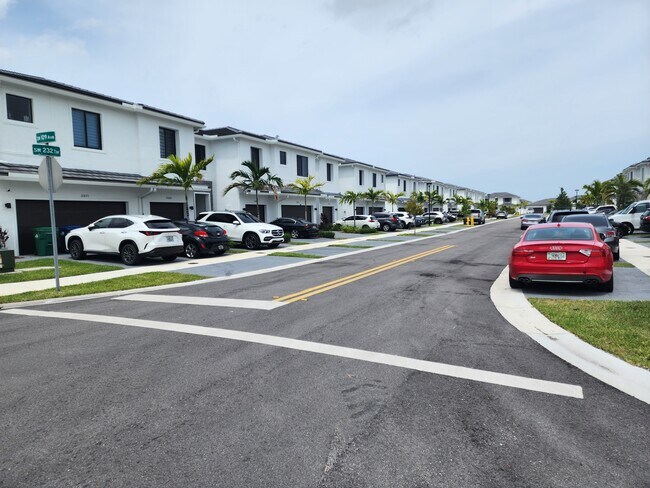 Foto del edificio - 10892 SW 232nd Ter