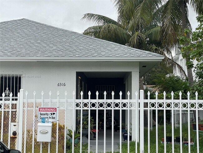 Foto del edificio - 6316 NW 1st Ct