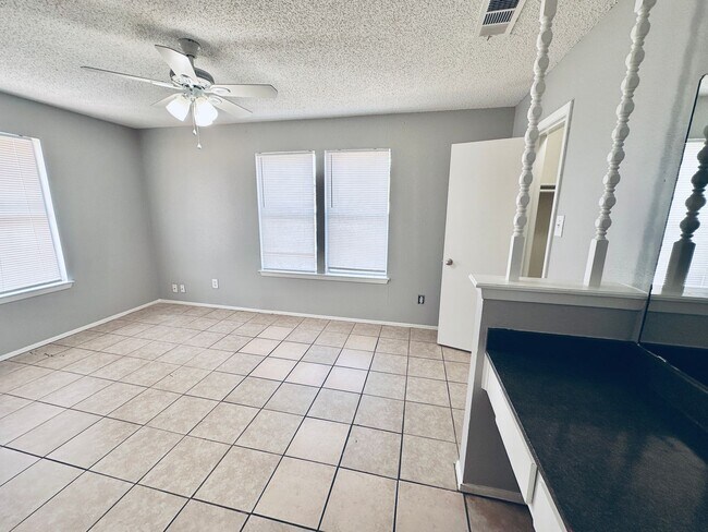 Foto del edificio - 5305 Woodland Oaks Ct