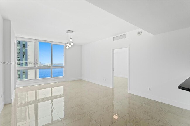 Foto del edificio - 300 S Biscayne Blvd