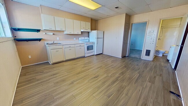 Foto del edificio - 1-Bedroom Second-Floor Apartment with Ample Parking