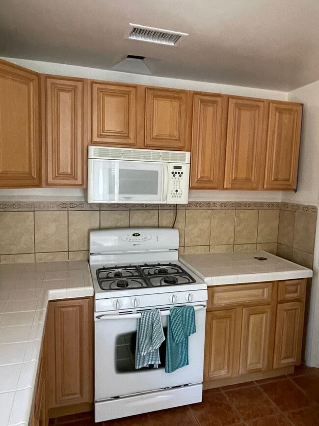 Building Photo - Fantastic 3 Bedroom 2 Bath Torrance Home!