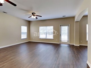 Foto del edificio - 212 Meadow Wood Rd