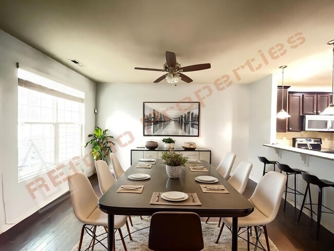 Foto del edificio - 2 Bedroom, 2.5 Bathroom Townhome with 2 Parking Spaces in Renaissance Park – Minutes from Downtow...