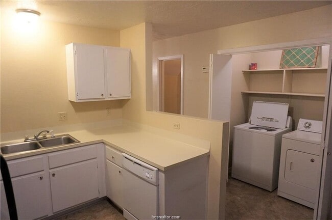 Building Photo - 800 San Pedro Dr