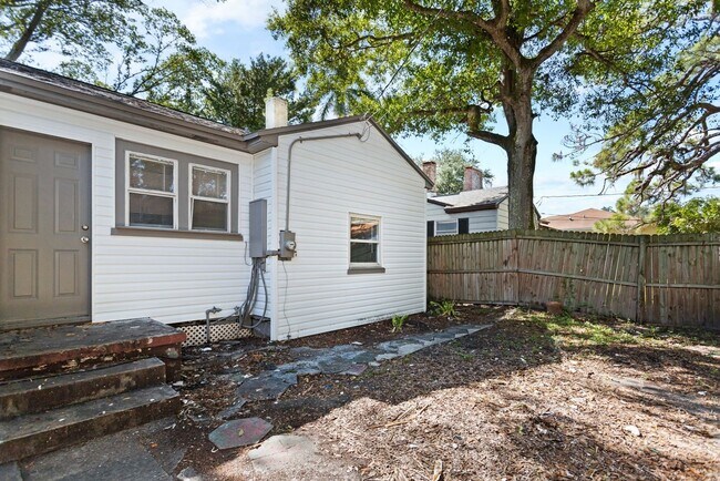 Building Photo - Spacious 3bdrm/1bath House $1995.00 ** Fenced yard **