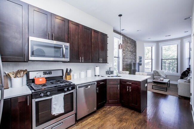 Building Photo - Gorgeous Condo Quality 2Bed/1Bath in Bucktown! In-Unit Laundry! Central Air! Parking!