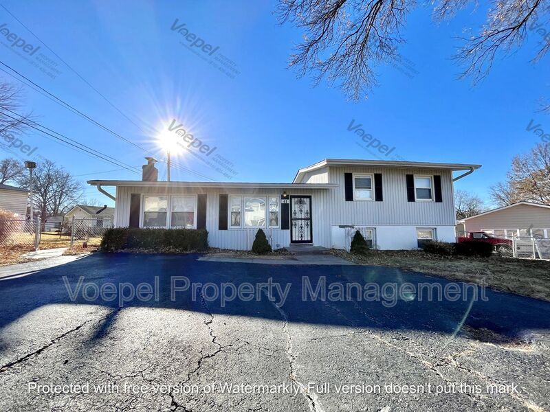 41 Manor Ln, Liberty, MO 64068 House Rental in Liberty, MO