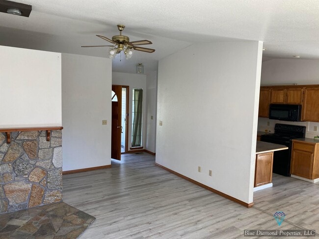 Building Photo - 545 Creekview Dr